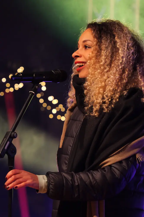 Nia Francesca Live Gesang, Weihnachtsmarkt Ilmenau © 2023 Ilmenau kreativ erleben